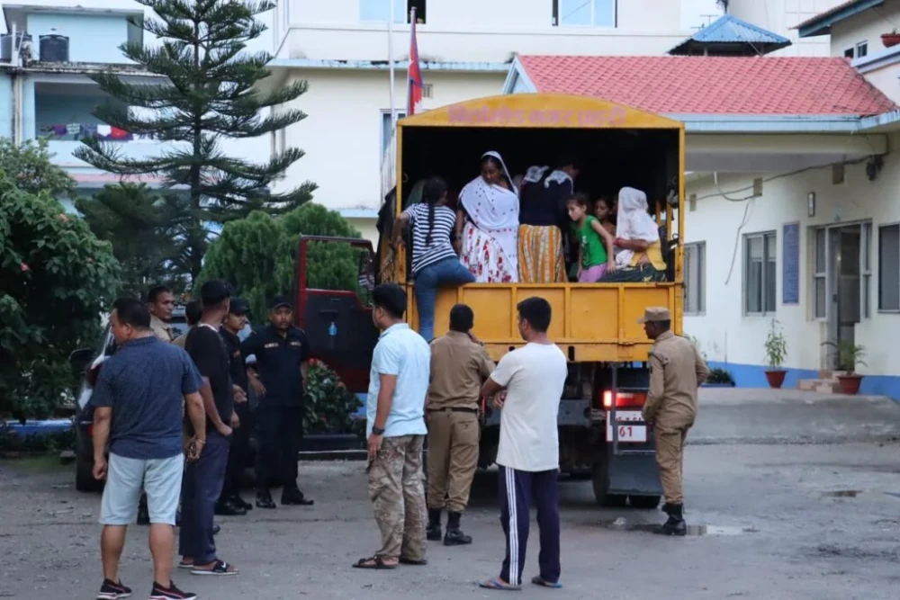 बिर्तामोडमा नक्कली कागज देखाएर माग्दै हिँड्ने २४ भारतीयलाई पक्राउ गरी स्वदेश फिर्ता पठाइयो