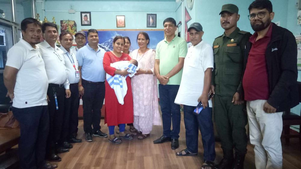 झाडीमा भेटिएका शिशुलाई विराटनगरका डाक्टर दम्पत्तीलाई जिम्मा लगाइयो