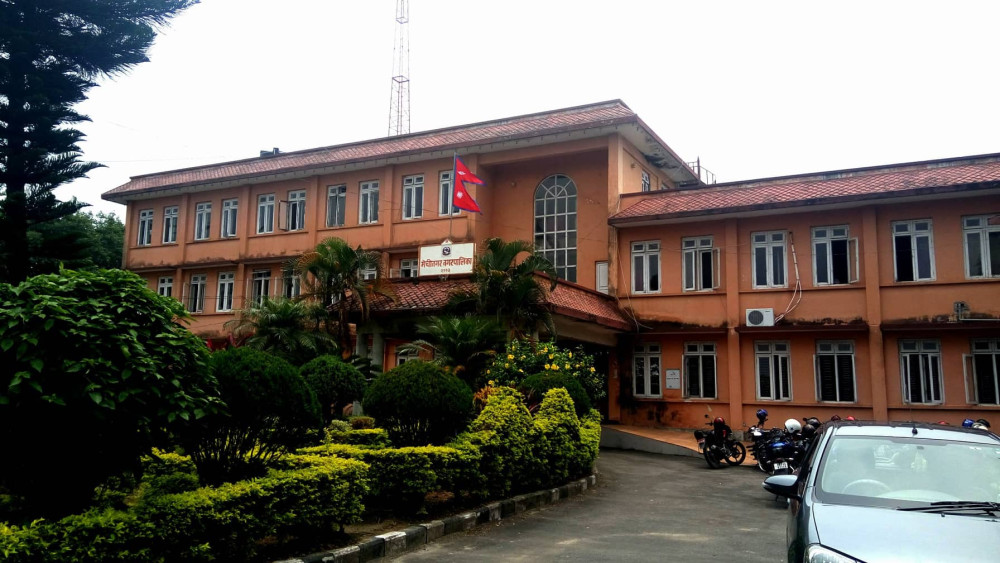 मेचीनगरका मेयर र प्रमुख प्रशासकीय अधिकृतमाथि दुर्व्यवहार, कारबाहीको माग