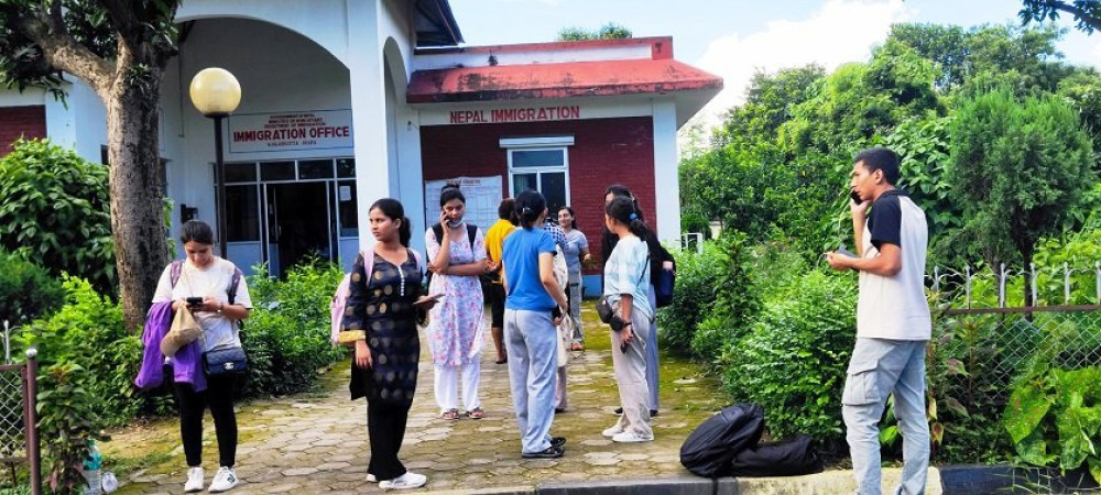 बङ्गलादेशबाट काँकडभिट्टा नाका हुँदै स्वदेश फर्किए नेपाली विद्यार्थी